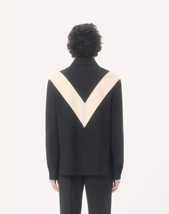 VESTE V INCRUSTE ET ECUSSON VLOGO