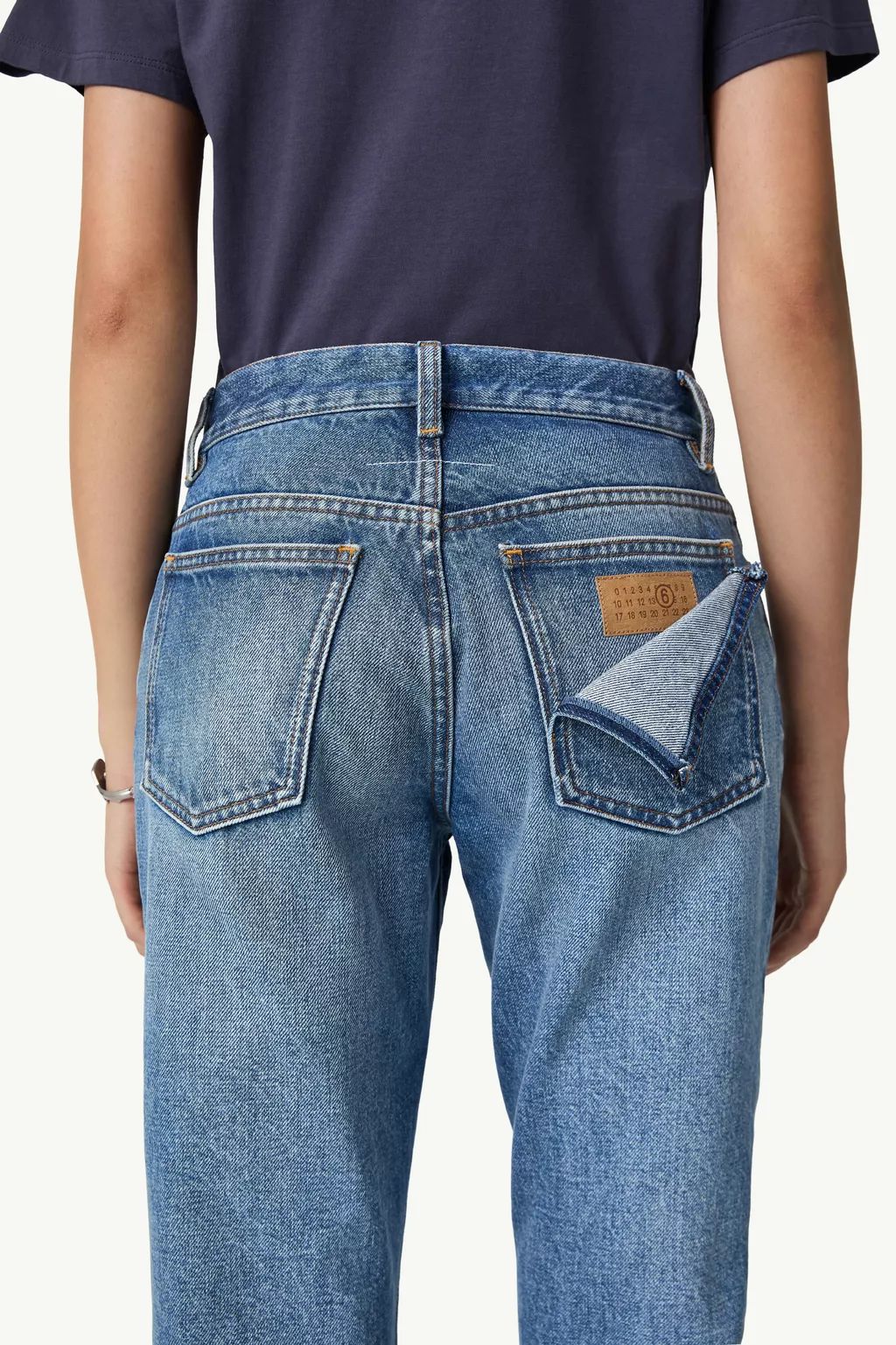 JEAN EN DENIM À DOUBLE POCHE ARRIÈRE