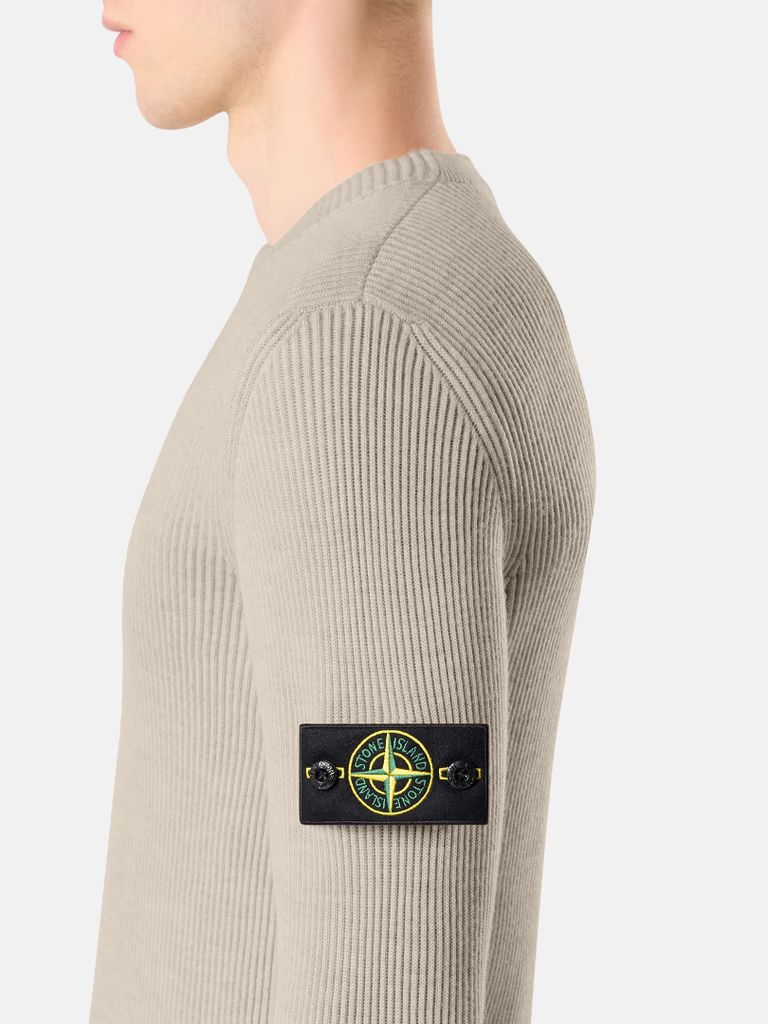 PULL  RAS DU COU COUPE REGULAR AVEC FINITIONS FINEMENT CÔTELÉES