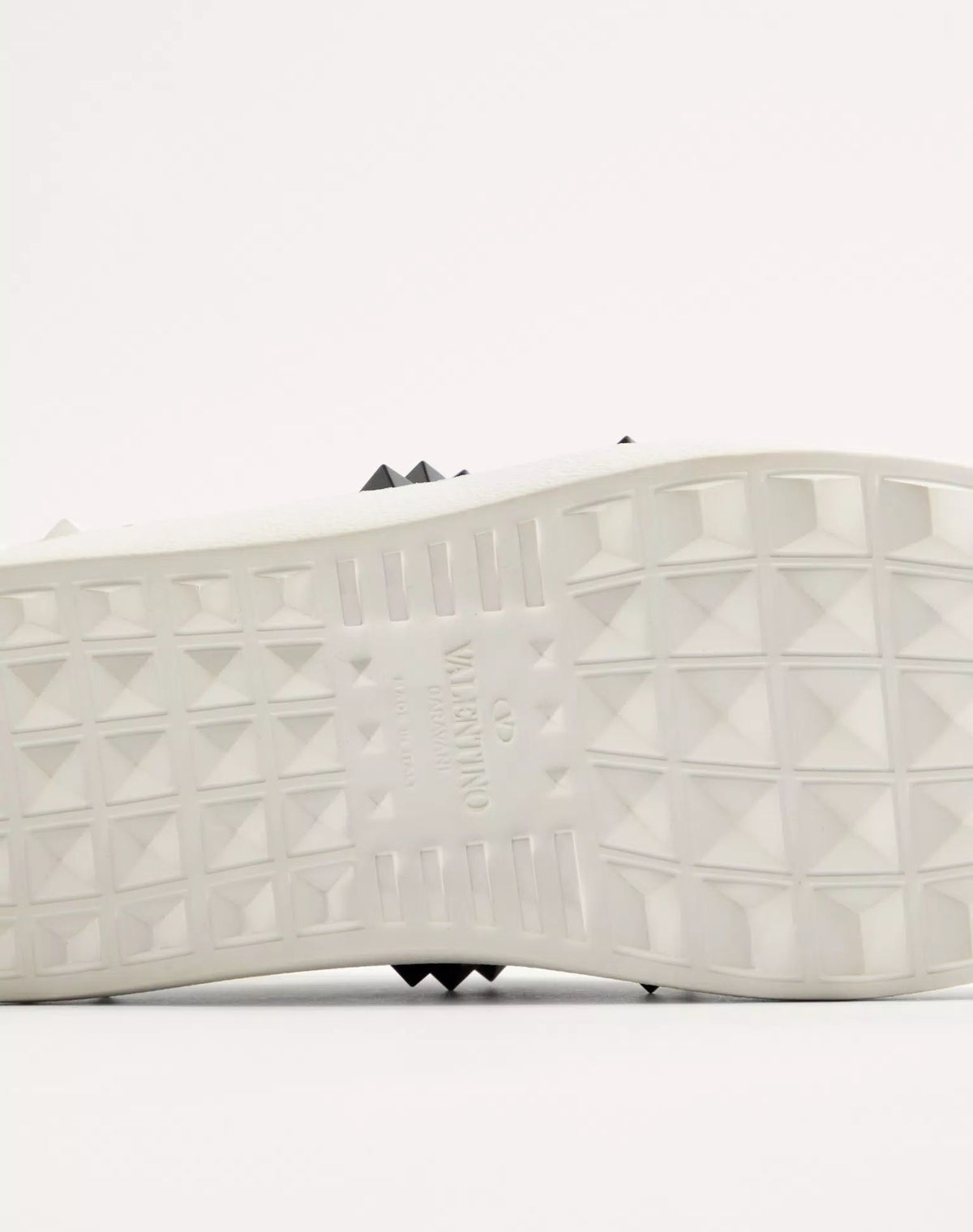 BASKET ROCKSTUD UNTITLED EN VEAU AVEC CLOUS TON SUR TON