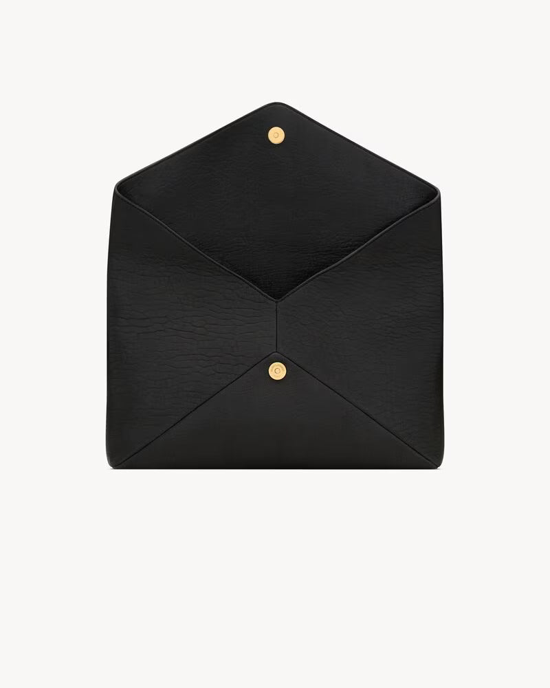 GRANDE POCHETTE CASSANDRE ENVELOPPE EN CUIR D'AGNEAU