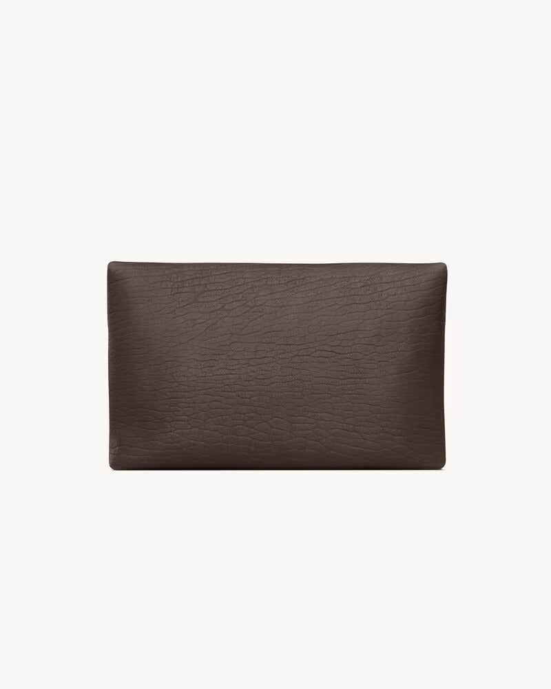 GRANDE POCHETTE CASSANDRE ENVELOPPE EN CUIR D'AGNEAU