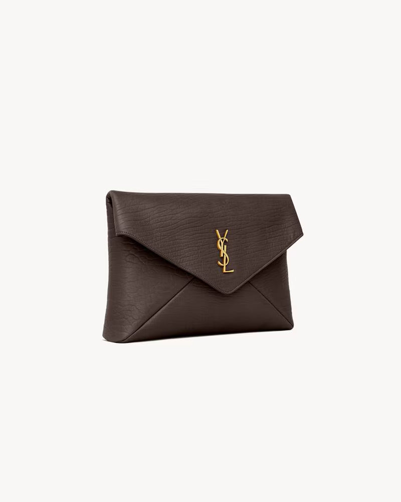 GRANDE POCHETTE CASSANDRE ENVELOPPE EN CUIR D'AGNEAU