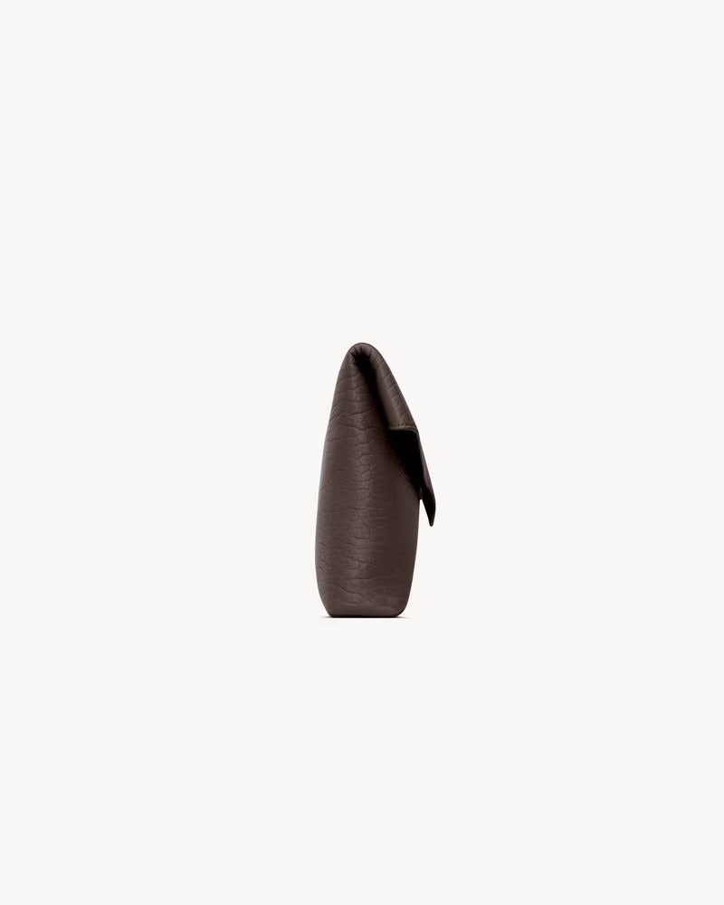 GRANDE POCHETTE CASSANDRE ENVELOPPE EN CUIR D'AGNEAU