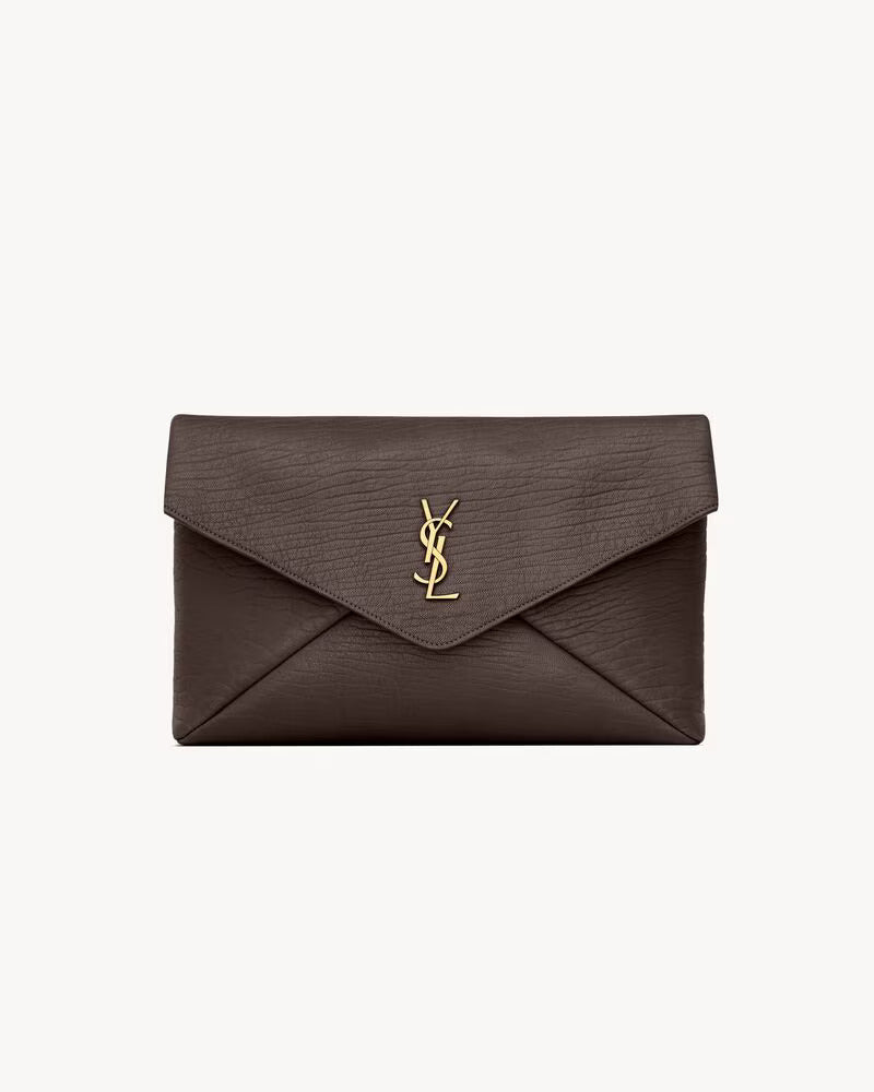 GRANDE POCHETTE CASSANDRE ENVELOPPE EN CUIR D'AGNEAU