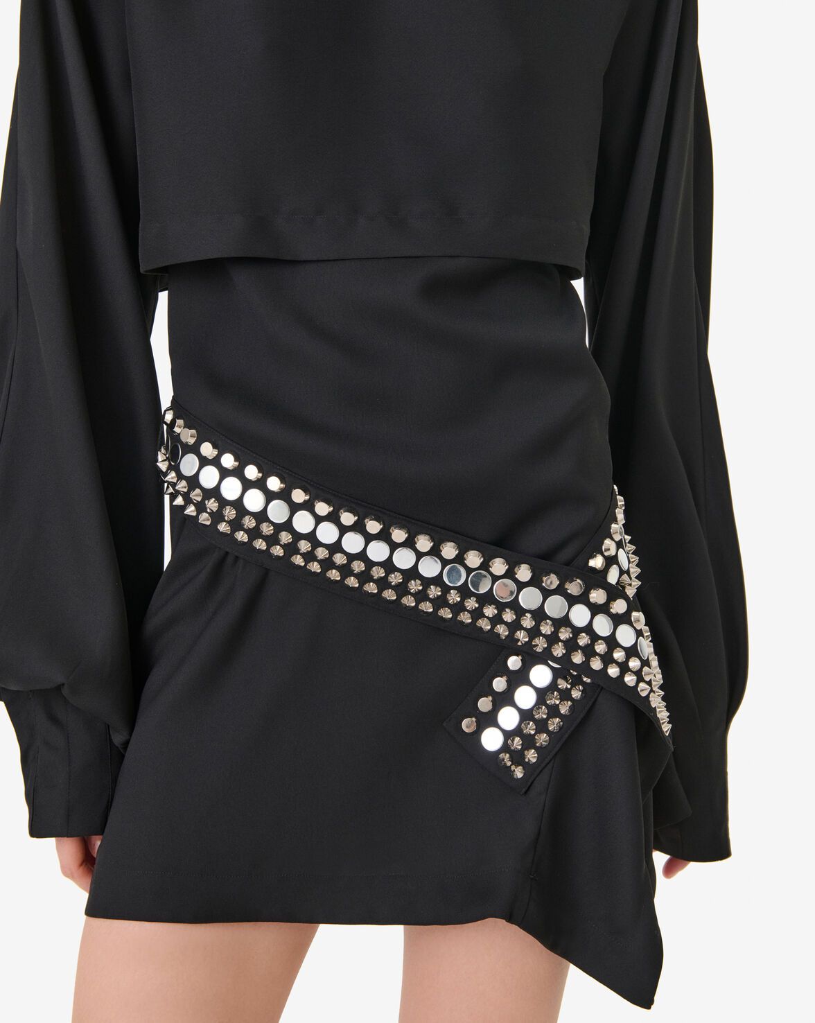 ROBE COL MONTANT À STUDS