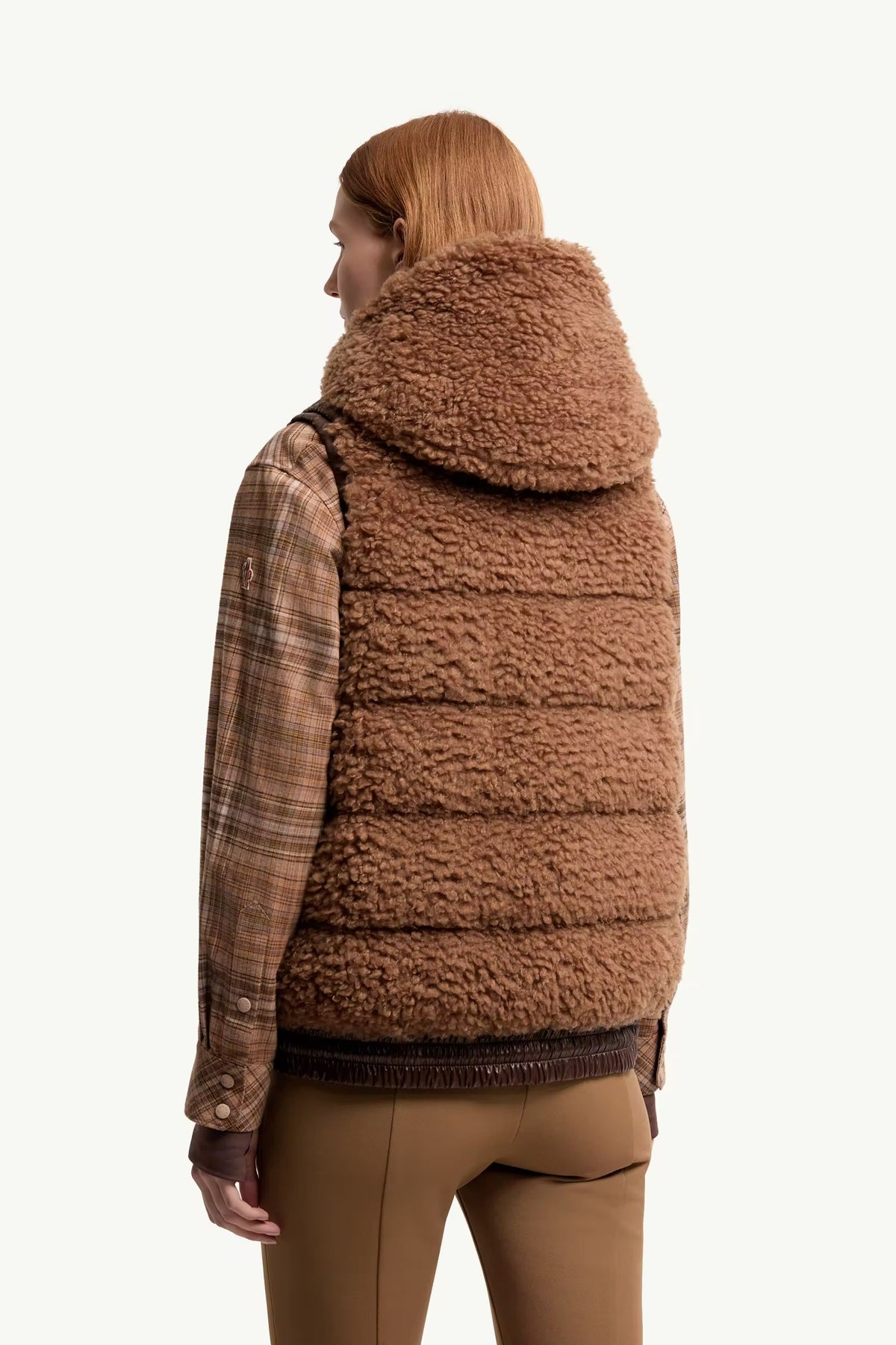 GILET ISOLANT À CAPUCHE EN TEDDY