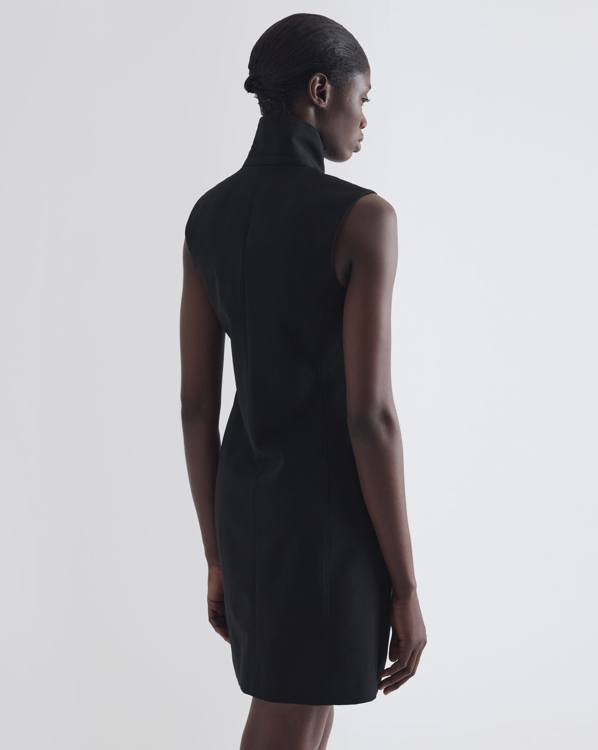 ROBE COURTE À COL MONTANT