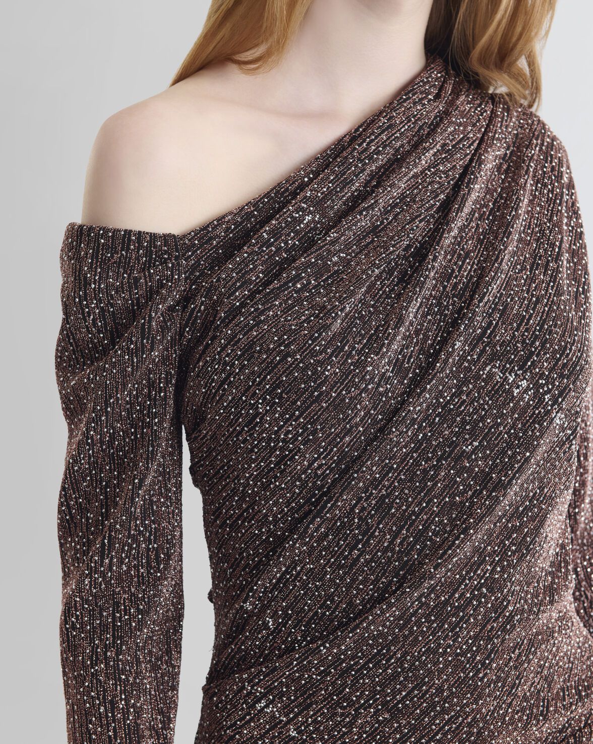 ROBE COURTE ASYMÉTRIQUE DRAPÉE À STRASS