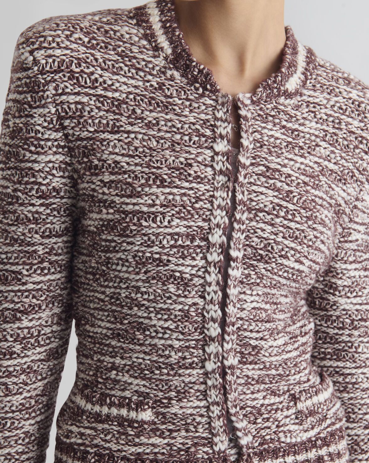 VESTE EN MAILLE AJUSTÉE