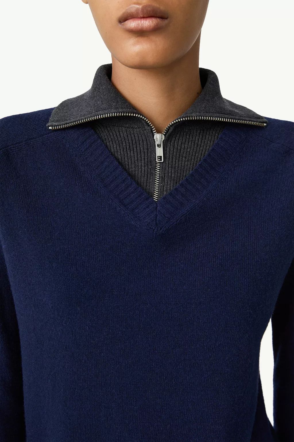 PULL EN MAILLE À COLS MULTIPLES