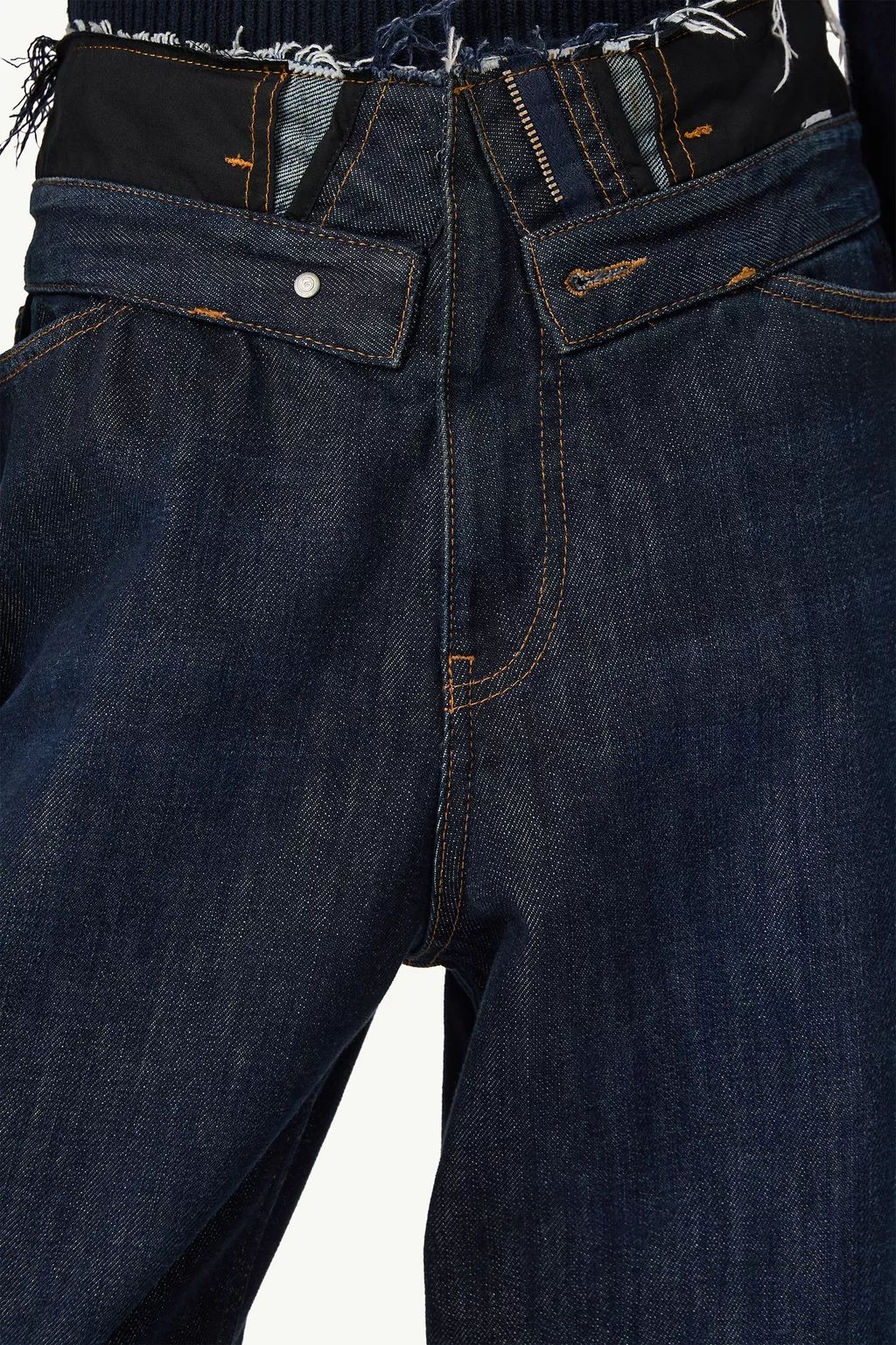JEAN À DENIM AVEC TAILLE EFFILOCHÉE