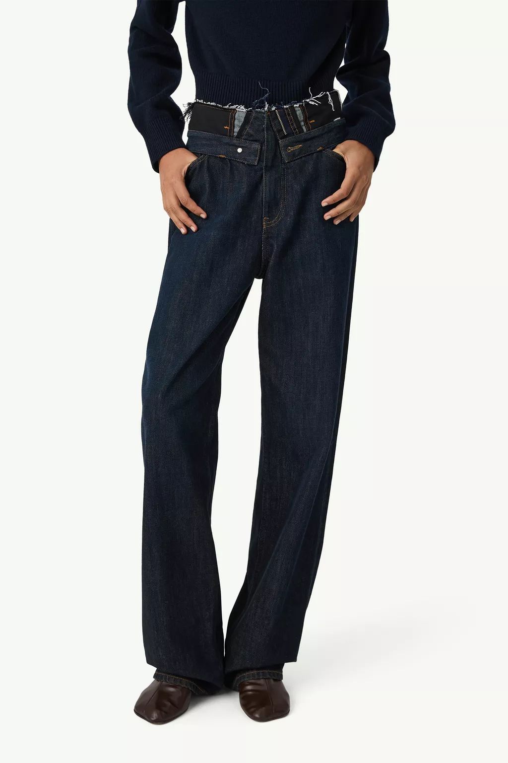 JEAN À DENIM AVEC TAILLE EFFILOCHÉE