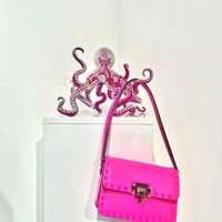 Sensational fuchsia pink at VALENTINO GARAVANI
Rockstud bag
.
Disponible dans votre boutique Ultima Strasbourg. 
Online www.ultimamode.com 
.
@strass_art_gallery
.
#ultima #ultimastrasbourg #valentinogaravani #valentino #luxurybag #luxurybrand #fuchsia #popcolor #rockstud #iconic #must #musthave #itbag #instafashion #instacolor #instastrasbourg #fashion #influencer