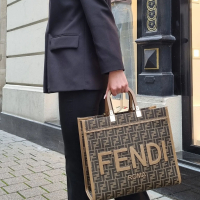 FENDI FOREVER
.
Disponible dans votre boutique Ultima Strasbourg 
.
Online www.ultimamode.com 
.
#ultimastrasbourg #fendi #ff #shoppingbag #fendiroma #luxurybag #must #instafashion #instastrasbourg