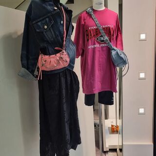 BALENCIAGA DRESS CODE 
.
.
Looks disponibles dans votre boutique Ultima Strasbourg 
Online : ultimamode.com 
.
#ultima #ultimastrasbourg #balenciaga #demnagvasalia #balenciagacommunity #balenciagaoutfit #cagole #itbag #crocs #streetwear #streetwearmood #denimjacket #instafashion #fashionootd #fashionstyle #ootd #luxuryfashion #influenceuse #shopping #strasbourg
