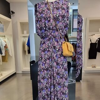 NEW NEW NEW
PURPLE MOOD 💜💜💜 WITH 
ISABEL MARANT
.
.
Look disponible dans votre boutique Ultima Strasbourg. 
Online : www.ultimamode.com/
.
.
#ultima #ultimastrasbourg #isabelmarant #isabelmarantdress #fw22 #newcollection #fallwinter #saintlaurent #saintlaurentbag #jamie #yellow #purplemood #luxurybag #luxuryfashion #influenceuse #instagramer #ootd #moodoftheday #shopping #strasbourg