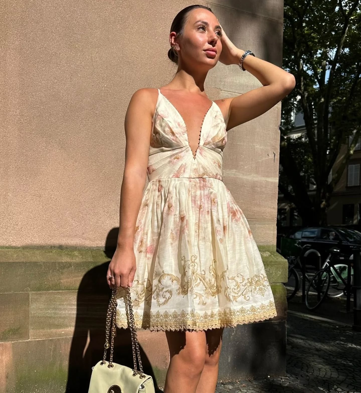 Imprimé délicat et féminité sophistiquée pour cette robe ZIMMERMANN accompagnée de sandales VALENTINO GARAVANI et d'un sac CHLOÉ nouvelle collection.
.
Look disponible dans la boutique ULTIMA Strasbourg. 
Online : www.ultimamode.com 
.
#ultimastrasbourg #zimmermann #chloe 
#valentinogaravani #luxuryoutfit #must 
# mode #fashionista #fashion #instafashion