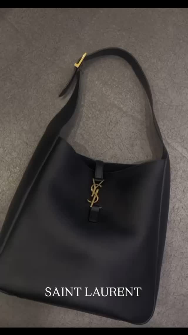 Saint Laurent bag
.
Disponible dans la boutique ULTIMA Strasbourg et sur le site online www.ultimamode.com 
.
#ultimastrasbourg #saintlaurent #saintlaurentbag 
#trend #shoulderbag #instafashion #instastrasbourg