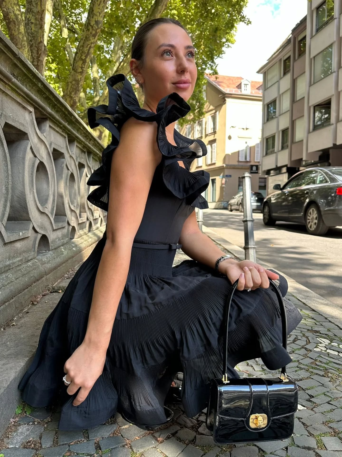 Mini robe plissée noire ZIMMERMANN de la collection Prêt à porter Automne 2025
Hypnotic.
Sac CELINE
Chaussures GIVENCHY 
.
Disponible dans la boutique ULTIMA Strasbourg. 
.
Online : ultimamode.com 
.
#ultima #ultimastrasbourg
#zimmermann #celine #givenchy 
#trend #fashion #must #elegant 
#black #instafashion #instastrasbourg