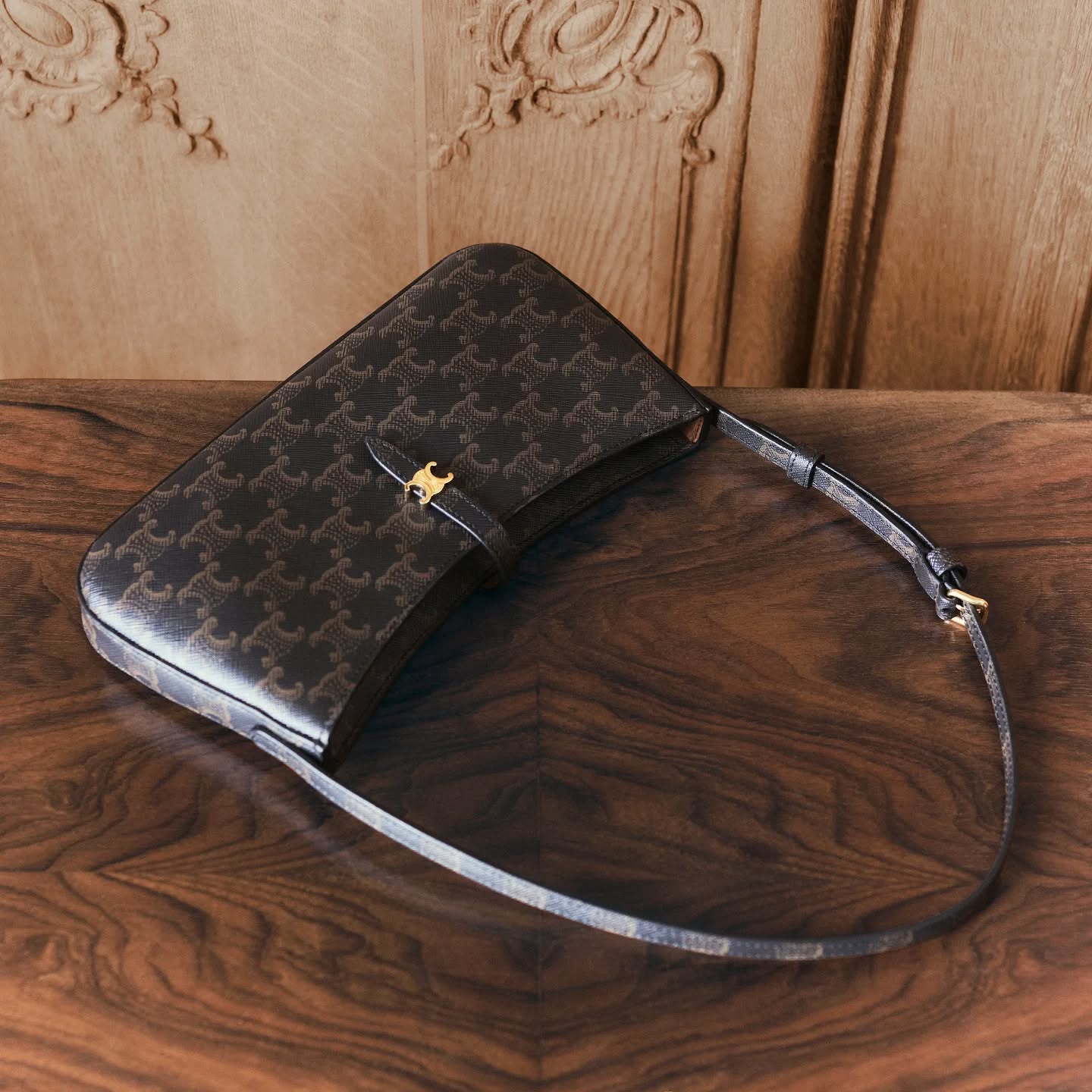 On the way with the new TINA shoulder bag CELINE
.
Disponible dans la boutique ULTIMA Strasbourg 
.
#ultimastrasbourg
#celine #celinebag #fw25 #shoulderbag
#tina #newinstore #trend #fashion