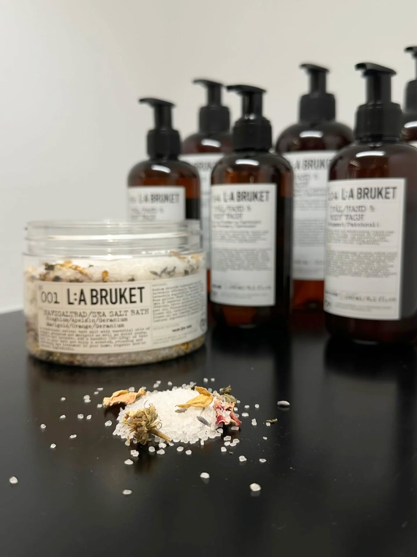 L:A BRUKET
L:A BRUKET valorise une vision holistique de la beauté et du bien-être, fortement influencée par la nature et la culture spa de la Suède,  pour créer des rituels de soins innovants, naturels, sains et extrêmement sensoriels.
Nous vous  invitons à venir découvrir une gamme complète dans nos boutiques de prêt à porter femme et homme.
.
#ultima #ultimahomme #ultimastrasbourg 
#labruket #suede #soins #beaute #bienêtre #nature #rituel