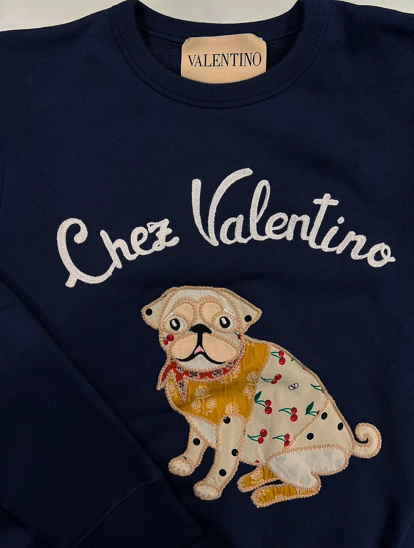 CHEZ VALENTINO MASCOT 🤎
.
Disponible chez ULTIMA Strasbourg 
Online : www.ultimamode.com 
.
#ultimastrasbourg #valentino #newcollection 
#must #trend #mascot #fashion #instafashion